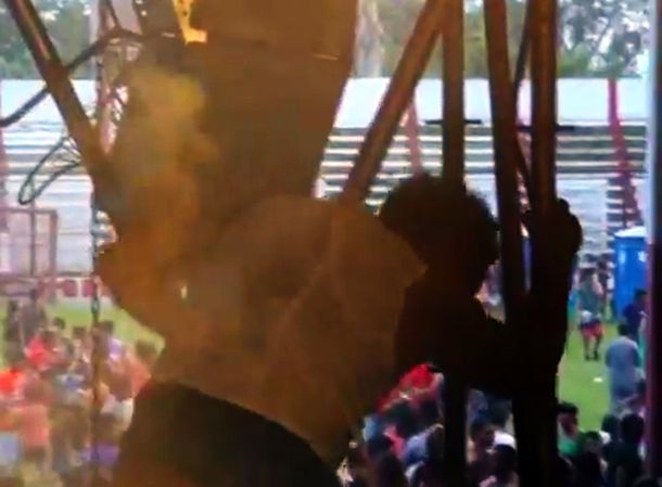 VIDEO: Un cantante recibe una descarga eléctrica y cae del escenario