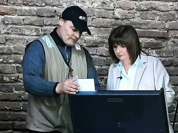 Papelón: Patricia Bullrich tuvo que pedir ayuda para el voto electrónico