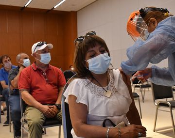 Analizan acortar el intervalo para aplicar la tercera dosis