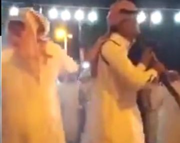Fue a una fiesta árabe y casi pierde la cabeza