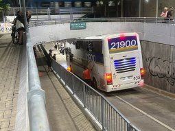 choque en banfield: un micro con hinchas de chaco for ever quedo incrustado bajo un puente choque en banfield: un micro con hinchas de chaco for ever quedo incrustado bajo un puente