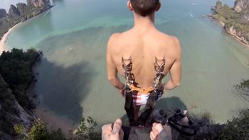 piercing y deporte extremo: un hombre salto al vacio con el paracaidas adherido a la espalda piercing y deporte extremo: un hombre salto al vacio con el paracaidas adherido a la espalda