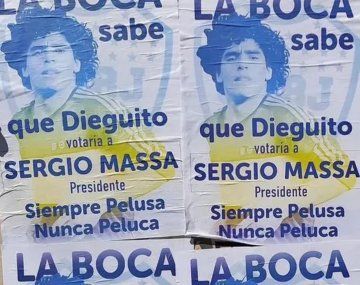 Los afiches callejeros que aseguran que Maradona votaría a Massa
