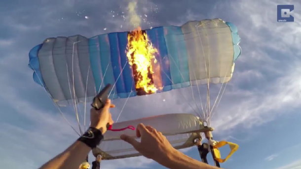 ¿Locos o adictos a la adrenalina? Se tiran de un avión con un paracaídas y lo prenden fuego