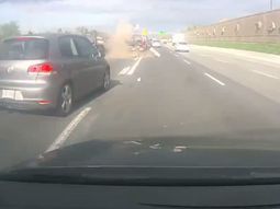 video: una mala maniobra termino en un brutal accidente de transito video: una mala maniobra termino en un brutal accidente de transito