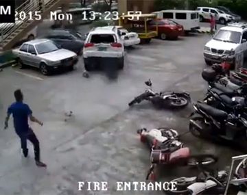 VIDEO: Se ofreció a estacionarle el auto