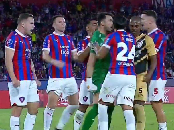 Video: entró desde el banco, atajó un penal clave y lo festejó en la cara del rival