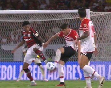 La polémica jugada que reclamó todo Flamengo: ¿era roja al futbolista de Estudiantes y penal?