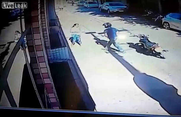 VIDEO: Trató de robarle a una mujer, pero no terminó como lo tenía planeado