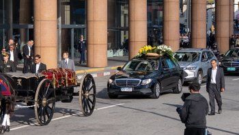 en medio de aplausos, los restos de pepe mujica recorrieron las calles de montevideo