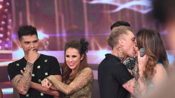 El beso de El Polaco y Silvina Luna, con la mirada de Barby Silenzi El beso de El Polaco y Silvina Luna, con la mirada de Barby Silenzi