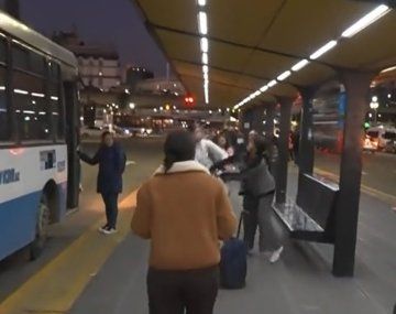 VIDEO: Robaron un celular mientras transmitía un móvil de televisión en Constitución