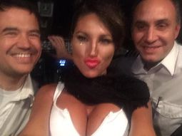 dos pilotos perderan su trabajo por la foto con victoria xipolitakis dos pilotos perderan su trabajo por la foto con victoria xipolitakis