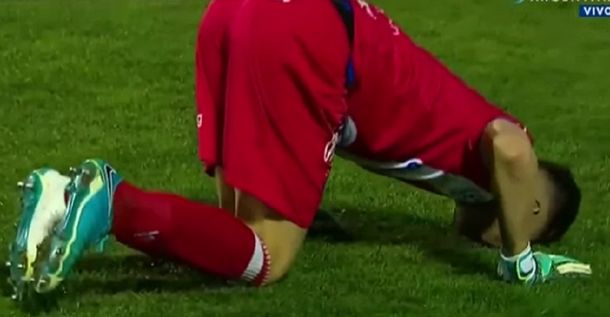 El arquero sufre de dolor en el piso