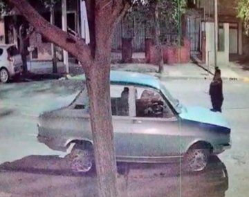 Le sacó la batería al auto para que no se lo robaran y se lo llevaron igual 