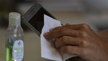 Recomiendan higienizar el celular con alcohol en gel u otra sustancia no abrasiva para evitar el coronavirus Recomiendan higienizar el celular con alcohol en gel u otra sustancia no abrasiva para evitar el coronavirus