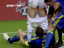 Edin Dzeko le bajó los pantalones a un rival y fue expulsado. Edin Dzeko le bajó los pantalones a un rival y fue expulsado.
