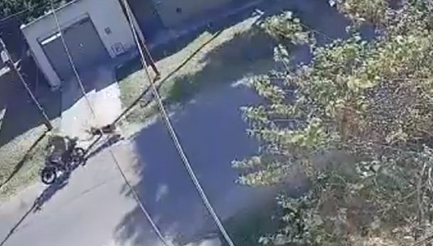 La Plata: motochorro arrastró a una abuela para robarle la cartera