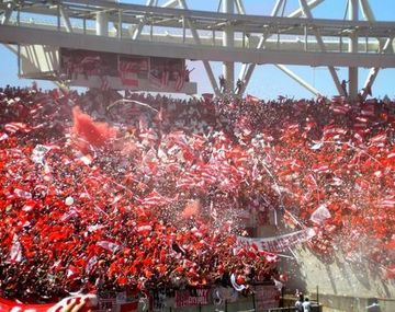 Fuerte cruce de hinchas en la previa del clásico platense