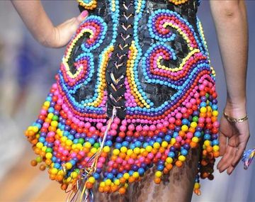 Un vestido de novia de cáscaras de cebolla deslumbró en un desfile