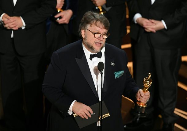 Guillermo del Toro celebra el Oscar para La forma del agua