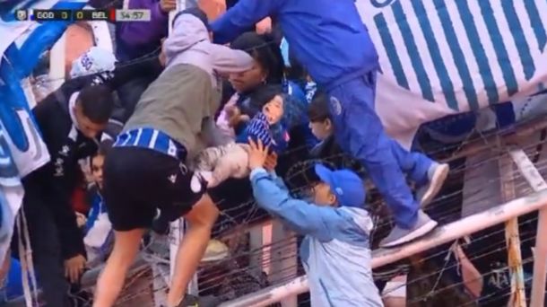 La imagen más triste de los incidentes en Godoy Cruz vs Belgrano: así sacaban a un bebé de la tribuna