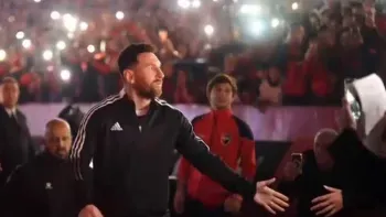 fuerte debate: ¿en newells prefieren la vuelta de bielsa antes que la llegada de messi?