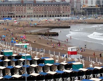Mar del Plata: denuncian a balnearios por alambrar la playa pública