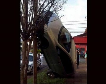 Dejó su auto colgado y huyó por vergüenza