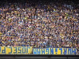 antes del partido, la 12 dio vuelta las banderas