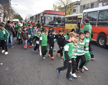 Así llegaron a Huracán miles de chicos para ver a Messi y la Selección