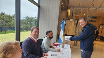 Argentinos votando en el consulado de Maldonado, Uruguay. Argentinos votando en el consulado de Maldonado, Uruguay.