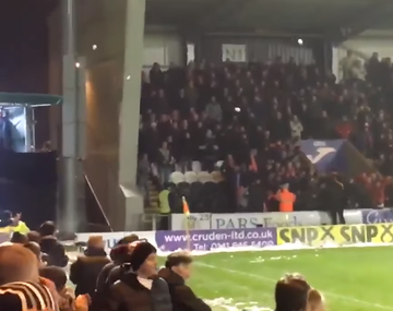 Hinchas rivales desatan una guerra de bolas de nieve en pleno partido