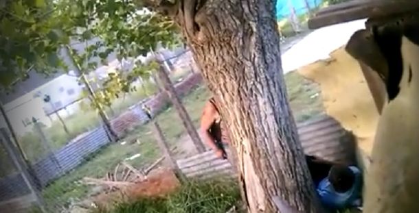 Los vecinos denuncian que el nene pasa horas atado a un árbol