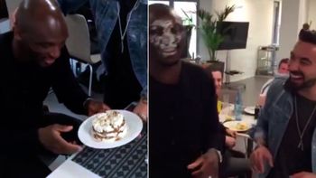 lavezzi en estado puro: le dio un tortazo a un companero del psg lavezzi en estado puro: le dio un tortazo a un companero del psg