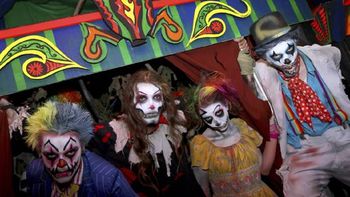 madre e hija son atacadas por payasos madre e hija son atacadas por payasos