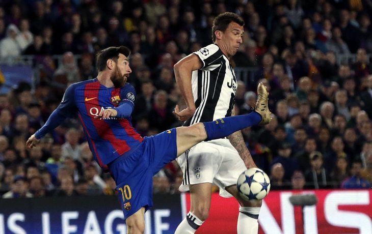 Lionel Messi ante el croata Mario Mandzukic