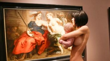 desnuda en un museo: mira el video desnuda en un museo: mira el video