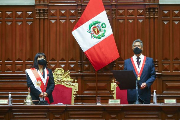 Perú: Francisco Sagasti juró y ya es el nuevo presidente