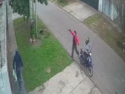Un ladrón armado le robó la moto a un joven en pleno centro de La Plata.. Un ladrón armado le robó la moto a un joven en pleno centro de La Plata..