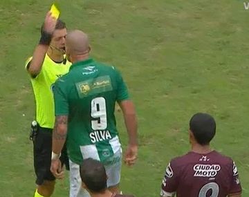 El ataque de furia de Santiago Silva contra el árbitro Germán Delfino