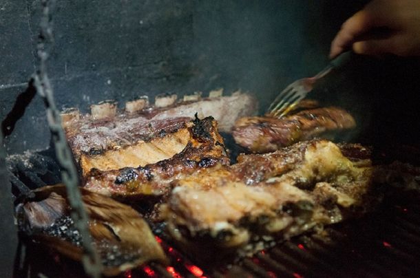 Un asado hecho por Fuegos de Oktubre