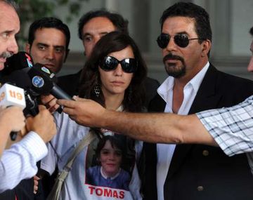 El abogado, Carlos Torrens, junto a la madre de Tomás, Susana Santillán