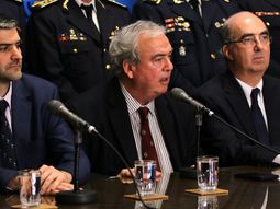 Finalmente, Cabildo Abierto decidió que no acompañará el pedido de censura al ministro del Interior. Finalmente, Cabildo Abierto decidió que no acompañará el pedido de censura al ministro del Interior.