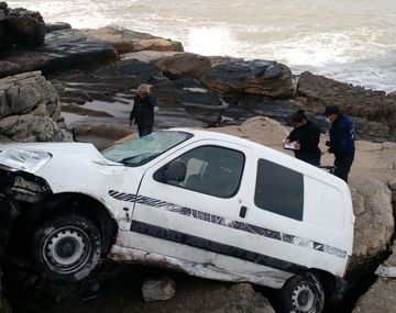 Otra vez un vehículo despistó y cayó a las piedras en Mar del Plata