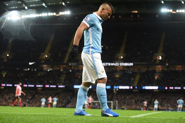 Sin consuelo: el Kun Agüero salió lesionado en el triunfo del Manchester City