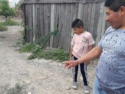 Martín Velázquez muestra el lugar en el que encontró el bolso. Crédito: El Tribuno