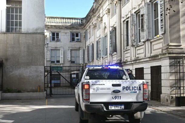 Murió un preso que se lanzó desde el cuarto piso de Tribunales de La Plata: estaba acusado de abuso sexual