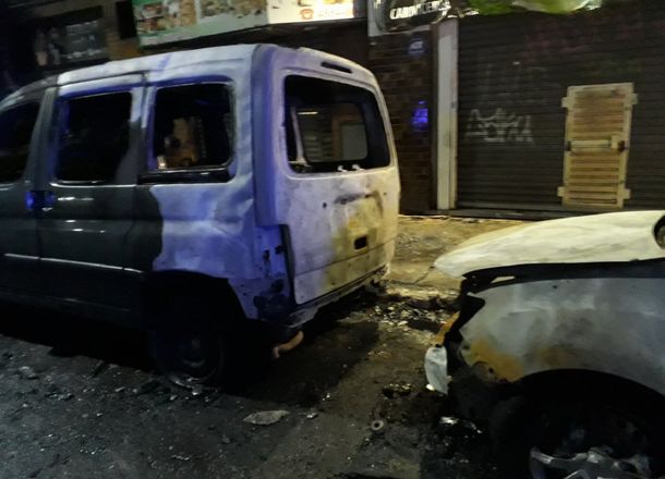 Quemacoches destrozaron un auto acusándolo de ser un Uber