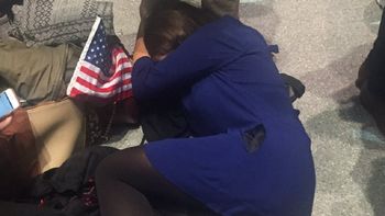 Una seguidora de Clinton, llora ante los números Una seguidora de Clinton, llora ante los números